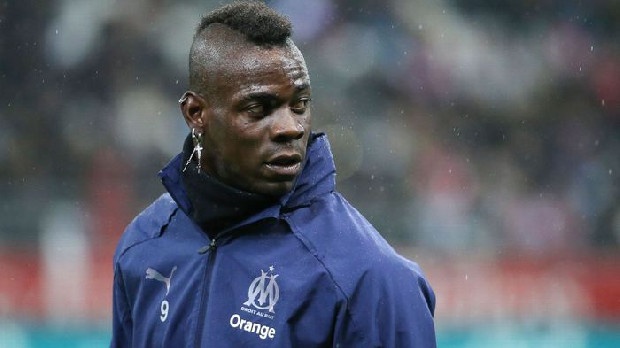 Olimpik Marsilya'da forma giyen İtalyan golcü Mario Balotelli'nin adı, bir süredir Fenerbahçe'nin transfer gündemini meşgul ediyordu. 28 yaşındaki dünyaca ünlü santrfor, dün yaptığı resmi açıklamayla Sarı Lacivertli kulübe müjdeli haberi verdi. Marsilya için bir veda mesajı yayımlayan Balo, "Hedeflerimize ulaşamamış olsak da bu harika 5 ay için antrenörümüz, teknik ekip, takım arkadaşlarım, başkan ve yöneticiler ve taraftara teşekkür ediyorum. Hepinize gelecek yıllarda başarılar diliyorum." ifadelerini kullandı.