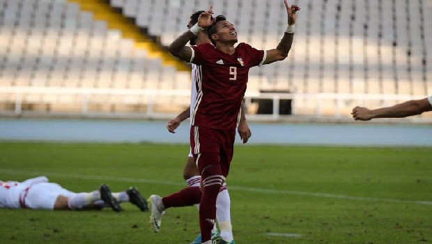 Trabzonspor'da Rodallega belirsizliği sürerken golcü konusunda Bordo-Mavililer'in Andres Ponce'nin peşine düştüğü iddia edildi. (Fanatik)
