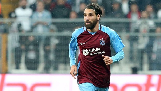 Transfer sezonunu oldukça hareketli geçirmesi beklenen Göztepe, yıldız futbolcuları listesine eklemeyi sürdürüyor. Medipol Başakşehir’den Demba Ba, Atiker Konyaspor’dan Adis Jahovic, Trabzonspor’dan Hugo Rodallega, Beşiktaş’tan Gökhan Töre, Perth Glory’den Jason Davidson gibi isimlerle temasa geçen Göztepe’nin deneyimli oyuncu Olcay Şahan için de girişimlere başladığı iddia edildi. Son olarak Trabzonspor forması giyen ve Bordo- Mavililer’le yollarını ayırmaya hazırlanan tecrübeli orta saha oyuncusunu teknik direktör Tamer Tuna’nın çok istediği vurgulandı. Olcay’la 2016-2017 sezonunda Beşiktaş’ta çalışan Tuna’nın Olcay’ın transfer edilmesi konusunda Başkan Mehmet Sepil’e rapor verdiği vurgulandı. (Fanatik)
