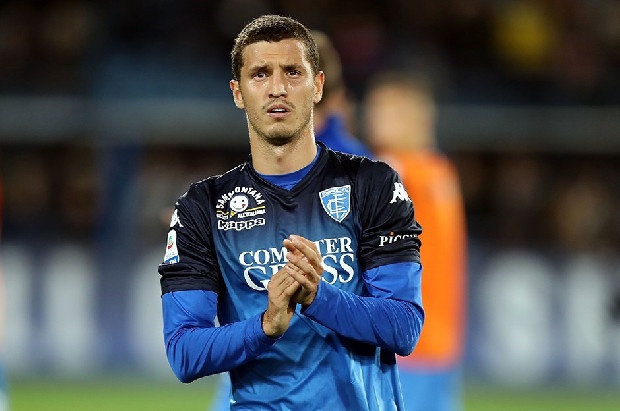 Emre Akbaba’nın sakatlanmasından sonra rotasyon için 10 numara arayan Galatasaray’a sürpriz bir teklif geldi... Empoli ile sözleşmesini sonlandıran Salih Uçan, Galatasaray’a mesaj gönderdi. Sarı-kırmızılı formayı giymek istediğini söyledi. Daha önce Beşiktaş’a mesaj gönderen ama Abdullah Avcı’nın kadroda düşünmediği, Salih’e Galatasaray’ın rotasyon oyuncusu olarak teklif yapabileceği iddia edildi. (Fotospor)