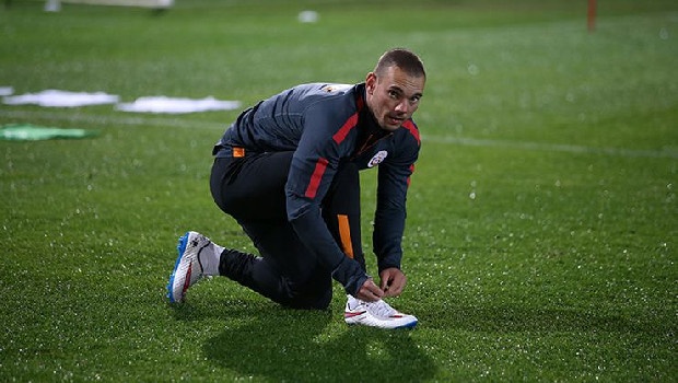 Wesley Sneijder’le transfer görüşmelerinde büyük mesafe kateden Süper Lig’in yeni ekibi Gazişehir Gaziantep, yıldız oyuncunun Galatasaray’dan ayrılırken fesih belgesine koyulan tazminat maddesine takıldı. (Fanatik)