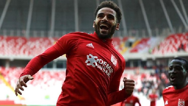 Beşiktaş'ta Douglas imzaya geliyor...Siyah-Beyazlılar’ın anlaşmaya vardığı Brezilyalı sağ bekin, son görüşmelerin ardından 2+1 yıllık imzayı atması bekleniyor. Tecrübeli futbolcunun anlaşmanın resmiyete dökülmesinin ardından Kartal’ın 8 Temmuz’da İstanbul’da başlayacak kampına katılması planlanıyor. (Fanatik)
