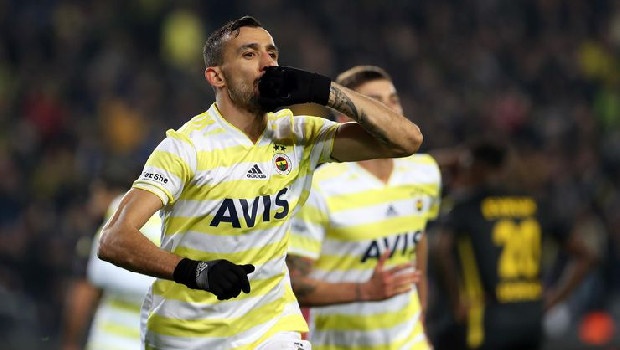 Galatasaray'dan Mehmet Topal sürprizi... Sarı Kırmızılıların takımdan ayrılması gündemde olan Fernando’nun yerine Mehmet Topal’ı transfer etmek istediği 1+1 yıllık kontrat önereceği ileri sürüldü. (Fanatik)