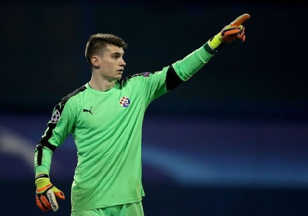 Hırvat basını, Fenerbahçe'nin Dinamo Zagreb'in kalesini koruyan Dominik Livakovic'in transferi için harekete geçtiğini yazdı. Sarı- Lacivertliler'in görüşme yaptığı Dinamo Zagreb'li yetkililerin 5 milyon Euro talep ettiği de belirtildi. 24 yaşında olan ve 4 kez Hırvatistan formasını giyen Livakovic geleceğin önemli kalecileri arasında gösteriliyor..