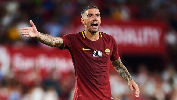 Ersun Yanal'ın gözdesi Aleksandar Kolarov'un Roma Teknik Direktörü Paulo Fonseca ile görüştüğü ve 1 yıl daha İtalyan kulübünde kalmaya sıcak baktığı iddia edildi. (Skorer)