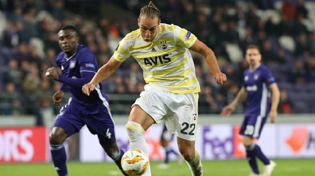 Fenerbahçe'nin Çaykur Rizespor’a satmak için görüşmeler yaptığı Frey transferinin çıkmaza girdiği öğrenildi. Sarı-Lacivertliler, İsviçreli golcü için Karadeniz ekibinden kiralama bedeli talep etmezken, sadece yıllık ücretini karşılamasını istedi. Rizespor yönetimi ise 770 bin euroyu fazla bulurak onu da Fener’in ödemesini talep etti. Bu nedenle transfer şimdilik askıya alındı. (Star)