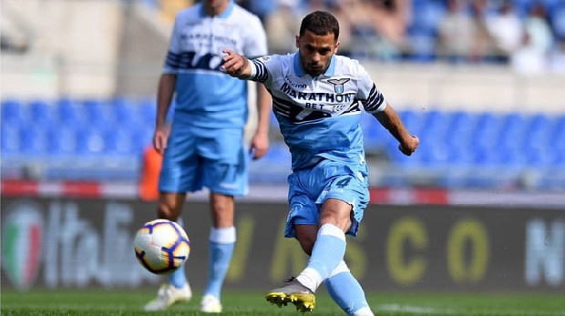 F.Bahçe, Riza Durmisi ile anlaştı ve Lazio’ya 4 milyon euroluk satın alma opsiyonlu kiralama teklifi sundu. Lazio anlaşmaya ‘Mecburi satın alma’ şartı koymak istiyor. Uzlaşma yakın. (Akşam)