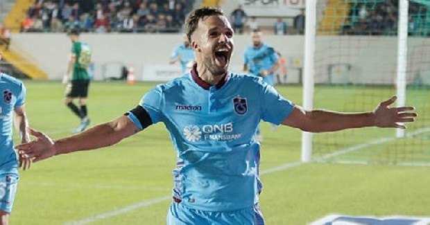 Çek futbolcu, “Her şartta imza atmaya hazırım. Burada çok mutluyum ve devam etmek istiyorum. Detayları menajerimle görüşerek karara bağlayın, daha sonra imzayı atarım” dediği öğrenildi.