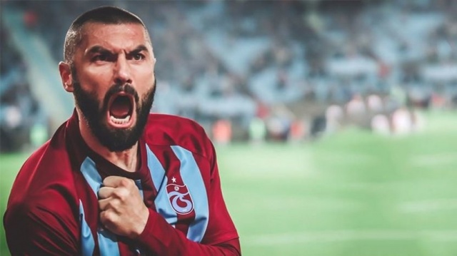 Bu haberi yazmamın 3 temel nedeni var:
İlki, elbette ki haber değeri taşıması; ikincisi, Trabzonspor’un mali olarak iflas durumunda olduğu zaten bilinen bir durumdu ama bu kadar büyük krizler de yaşadığını bilmek üzücü. Bu kulübe yeni bir çıkış planı lazım. Üçüncüsü de hep eleştirmek değil görevimiz. Bize diyorlar ya hani “Sadece eleştiriyorsunuz” diye; işte bu tip önemli katkıları da takım için yapılan fedakarlıkları da dile getirmeyi bildiğimizi göstermek lazım diye düşündüğüm için.