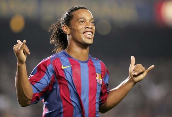 RONALDINHO
Dünyanın gözünü çevirdiği futbolcu olmadığı yıllarda Diyarbakır'a önerildi, ancak yönetimden onay çıkmadı. Gremio forması giyerken Galatasaray'ın da gündemine geldi, ama 3 milyon dolarlık bonservisi transfere engel oldu.
