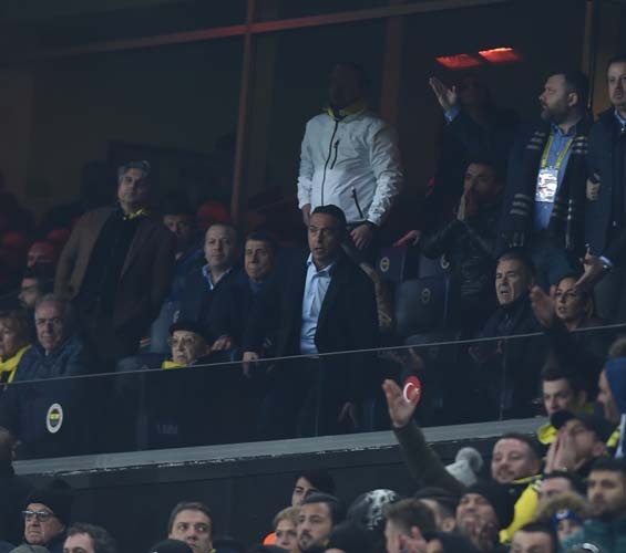 Saha kenarında Yanal, sinirlerine hakim olamazken Fenerbahçe başkanı Ali Koç ise pozisyonlar sonrası hop oturup hop kalktı.