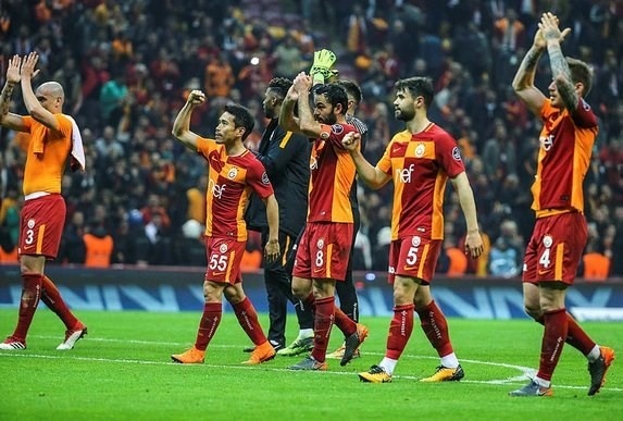 GOLLÜ DERBİ YOLDA 
Fenerbahce, son 12 iç sahadaki maçının 11 tanesinde 2.5'ten fazla gol oldu. Galatasaray'ın ise en son 8 dış saha maçında 2.5'ten fazla gol oldu.