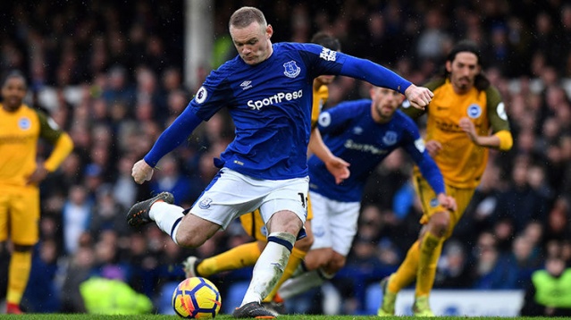 Milli oyuncumuz, Beşiktaş'ta ise 12 kez beyaz noktaya gelmiş ve 12'sinde de ağları sarsmayı başarmıştı.

İngiliz golcü Wayne Rooney ise kariyerinde kullandığı 49 penaltıda 37 kez topu ağlarla buluşturmuş, 12 penaltıyı ise kaçırmıştı.

(Skorer)