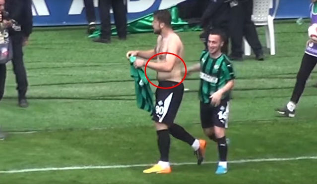 Ancak Batuhan'ın golünden çok, göbeği herkesin dikkatini çekti.