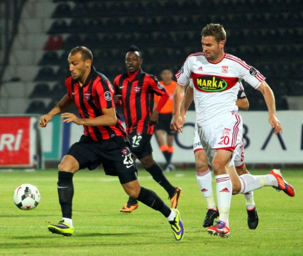 "BÜYÜK TAKIMLAR BENİ İSTEDİ AMA BEN GAZİANTEPSPOR'A GELDİM"
"Türkiye'de büyük takımlarda istedi beni. 18 yaşında Frankfurt'ta yok olmak varken Gaziantep'e geldim. Tolunay Kafkas beni çok istiyordu. Kariyerimin başlangıcında onun çok etkisi var. İlk yarım sezonda çok güzel bir performans gösterdim.