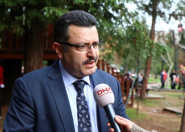 Genç açıklamasında, "Gerçekten çok zor bir süreçte Trabzonspor'umuzun başkanlığına talip oldu. Şehrin tüm dinamikleri bu süreçte Ahmet Ağaoğlu'nun etrafında kenetlenmeli. Bu zor dönemde kendisine destek olmalı ve sabır göstermelidir. Başarılar ve zaferler ancak böyle gelir" ifadelerini kullandı.