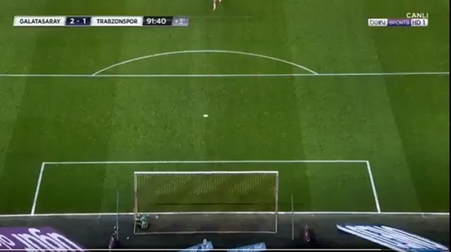 Yerde kalan orta saha oyuncusu ani bir refleksle hemen ayağa kalkıp, Galatasaray kalesine baktı.