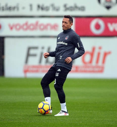 Adriano
Beşikta'ın vedalaşması ve yaşına rağmen satış potansiyeli bulunan isimlerden biri de Adriano. Sezon sonunda Çin'e transferi beklenen Adriano'dan Beşiktaş, 5 milyon euroluk bir gelir bekliyor.