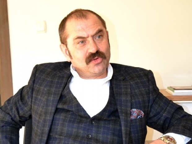 Ömer Sağıroğlu kimdir?
1964 yılında Trabzon’da dünyaya gelen Ömer Sağıroğlu işadamıdır. Trabzon’da bir otelin sahibi olan Sağıroğlu bordo mavili kulüpte daha önce yöneticilik de yapmıştır.