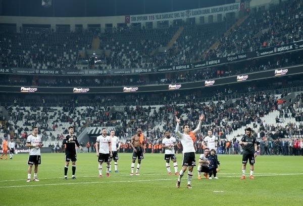 Beşiktaş üretken değildi - Güntekin Onay (Vatan)
Quaresma, Adriano ve Medel gibi dünya çapında 3 oyuncu tribünde, Lens ve Vagner Love gibi 2 isim yedek ancak yine de sahada güçlü bir 11 vardı dün. Beşiktaş ilk yarı oyunun kontrolünü tamamen elinde tutmasına rağmen gol pozisyonu üretmekte zorlandı. Oğuzhan’ın orta alana zeka ve beceri kattığını gördük. Kalan haftalarda siyah-beyazlıların iyi bir Oğuzhan’a fazlasıyla ihtiyacı var.
 
Talisca’nın bireysel becerisiyle attığı harika gol Alanya kilidini açtı. Talisca gol attığı sürece problem yok. Olağanüstü yetenekli bir oyuncu, mesele gol atmadığı maçlardaki katkısı. Dün işini yaptı ve tabelayı değiştirdi. 
 
LENS VERİMSİZ! 
NEGREDO’NUN çok etkisiz kaldığı oyunda gole en yakın 2 isim Talisca ve Babel idi. Beşiktaş’ın kalan haftalarda Vagner Love’a da bir ivme kazandırması şart. Aksi takdirde dün olduğu gibi gol bölgesinde sorun yaşayabilir. 2. yarıda Alanyaspor’un topla oynamasına çok fazla izin veren bir Beşiktaş gördük. Şenol Hoca geniş alanları kullanmak için Lens’i sahaya sürdü. Fakat istediği verimi alamadı. 2’nci yarıdaki oyun Beşiktaş açısından beklentilerin çok altındaydı. Ancak önemli olan haftayı 3 puanla kapatmaktı.