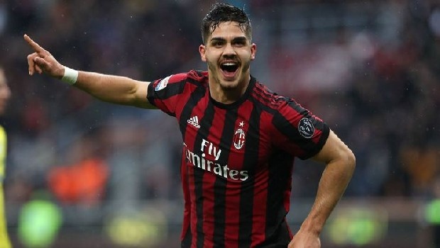 Milan’ın 22 yaşındaki golcüsü Andre Silva'yı bir kez daha Cim Bom’un gündeminde. Sportif direktör Mirabelli, “Wolverhampton ve Galatasaray’dan teklif aldık, değerlendiriyoruz” dedi. Genç yıldızın kiralanması için Terim bizzat devrede. (Fanatik)