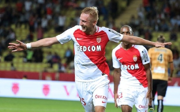 Sarı-lacivertlilerde gündem stoper transferi... Bu bölgede stoper orijinli Martin Skrtel, Roman Neustadter ve Yiğithan Güveli'ye sahip olan Kanarya ihtiyaç halinde Josef de Souza ile Mehmet Topal'ı da kaydırabiliyor. Ancak Topal ve Josef savunmada oynadıklarında hem orta sahanın direnci düşüyor hem de bu iki isim ciddi pozisyon hataları yapıyor.  Neustadter'den de memnun olmayan Cocu, sportif direktör Damien Comolli ile görüşme yaparak transfer yapılmasını istedi. Comolli'ye Monaco'da forma giyen Kamil Glik'in adını verdi. Fransız futbol adamı kısa süre içinde Monaco ile masaya oturacak. (Fotomaç)