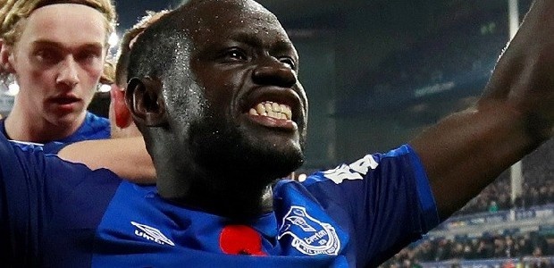 Modeste'nin 7 milyon Euro imza parası istemesi, Welbeck'in sakatlığı konusunda oluşan endişe Oumar Niasse'ı Galatasaray'a yaklaştırdı. Senegalli oyuncunun, ''Galatasaray'ın teklifini düşünmeden kabul ederim'' demesi de transfer sürecini hızlandırdı. (Milliyet)