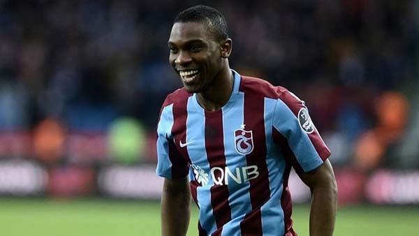 Fabian Castillo'nun son talibi Lugano
Trabzonspor'da geçen sezon isteneni veremeyen Fabian Castillo'ya son olarak İsviçre'nin Lugano takımı talip oldu.

Trabzonspor'da geçen sezon isteneni veremeyen Fabian Castillo, ayrılmak istiyor. Eski kulübü Dallas’ın istediği 25 yaşındaki kanat oyuncusunu son olarak İsviçre’nin Lugano kulübü talip oldu.

Bordo-Mavililer, oyuncuyla ilgili resmi yazının kulübe ulaşmasını bekliyor. Gidecek oyuncuların durumuna göre Trabzonspor’da transferdeki yol haritası netlik kazanacak. Şimdilik gündemde bonservis maliyeti olmayan isimler var. (Fanatik)