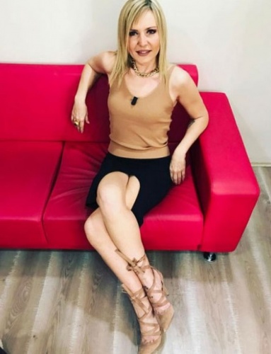 'EVE KONUK ALALIM'
Seda Akgül, program sunucularından Hande Ataizi'nin "O zaman konuk alalım" demesine ise "Alalım ama eve, çaya gelsin" dedi.