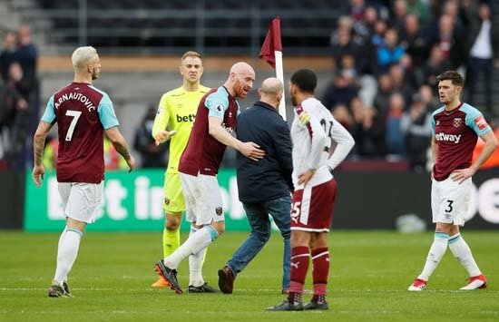Geride kalan beş lig maçında son üçü üst üste olmak üzere dört mağlubiyet alan ve küme düşme potasına iyice yaklaşan West Ham’da taraftar tepkinin aslan payını kulübün sahipleri David Gold ve David Sullivan alırken ikili maç bitmeden protokol tribününü terk etmek durumunda kaldı.