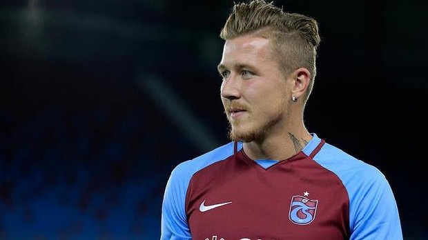 Menajeri açıkladı! Kucka ayrılacak mı?
Trabzonspor'da takımda kalıp kalmayacağı merak edilen futbolculardan biri olan Juraj Kucka için menajerinden açıklama geldi.

Trabzonspor'da mali açıdan sıkıntılı bir süreç yaşanırken, bir yandan da transferle ilgili gelişmeler yaşanıyor. Milan'a olan borcunu ödeyerek transfer yasağını kaldıran bordo mavili kulüpte, Juraj Kucka'nın geleceği de merak ediliyor.

Trabzonspor'dan ayrılacak mı?
Tecrübeli futbolcunun transferiyle ilgili açıklamalarda bulunan menajeri Karol Csonto, Trabzonspor'un Juraj Kucka'nın ayrılığına izin vermediğini belirterek şunları söyledi:

"Kucka'nın geleceği hakkında karar vereceğiz. Doğru zaman geldiğinde bunu açıklayacağız. Fakat şu andaki en büyük sorun, Trabzonspor'un Kucka'nın ayrılmasına izin vermemesi."

Juraj Kucka kimdir?
Futbola ülkesinde Podbrezova takımında başlayan Juraj Kucka, 2009 yılında Sparta Prag'a oradan da Genoa'ya transfer oldu. İtalyan takımında gösterdiği performansla Milan'ın dikkatini çeken Juraj Kucka, 2017 yılında da 5 milyon euro bonservis bedeli karşılığında Trabzonspor'a transfer oldu. Juraj Kucka, bordo mavili takımda bu sezon 8 lig maçında forma giydi ve 1 asist yaptı.

(Futbol Arena)