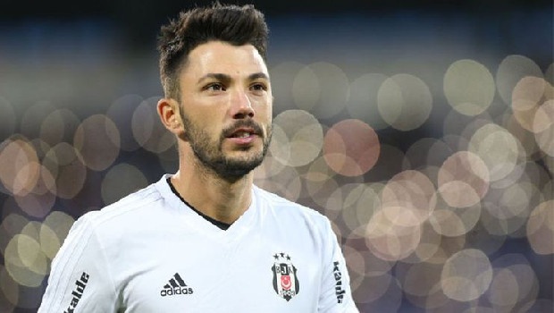 Sadık Çiftpınar'da karşı karşıya gelen Fenerbahçe ve Beşiktaş arasındaki gerilim, Tolgay Arslan transferini de etkiledi. Kanarya, Sadık’ı ezeli rakibinden kapınca Kara Kartal, Tolgay konusunda işi ağırdan almaya başladı. (Fanatik)