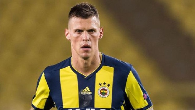 Fenerbahçe ile sözleşmesi sezon sonunda bitecek Martin Skrtel’in takımdaki geleceği merakla beklenirken, müjdeli bir haber geldi. Teknik direktör Ersun Yanal’ın daha önce ısrarla, “Şartlar uygun olursa, takımda tutalım” dediği Skrtel, sezon sonunda bitecek kontratından bonuslarla birlikte yıllık 4 milyon Euro kazanıyordu. Yönetim, ikinci devrede de ortaya koyduğu performansla savunmanın en iyisi olan 34 yaşındaki oyuncuya 1+1 yıllık bir teklifte bulundu ve ücretini de 2 milyon Euro olarak belirledi. (Fanatik)