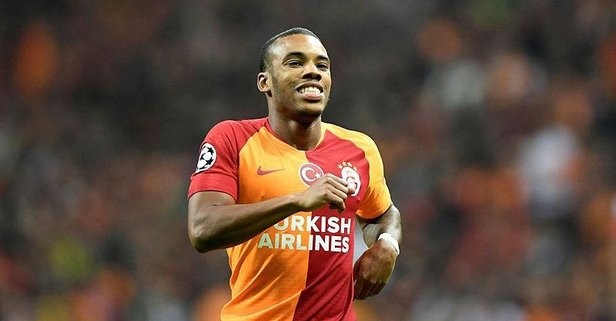 Geride bıraktığımız sezonun devre arasında 9 milyon Euro karşılığında Galatasaray'dan Al Ittihad'a transfer olan Garry Rodrigues, Suudi Arabistan'da aradığını bulamadı. Çıktığı 11 maçta sadece 1 gol atabilen ve eleştiri toplayan yıldız futbolcunun Galatasaray'a geri dönmek istediği öğrenildi. Rodrigues'in menajeri aracılığıyla Sarı-Kırmızılılar'a haber yolladığı belirlendi. Yönetimin konuyu Fatih Terim'e aktardığı ve tecrübeli hocanın kararına göre hareket edileceği ifade edildi. Rodrigues'in kulübüyle 2023'e kadar sözleşmesi bulunuyor.. (Takvim)