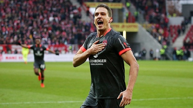Abdullah Avcı’nın Enzo Roco ve Mirin’in performansını beğenmemesi üzerine arayışlarını sürdüren Beşiktaş yönetimi, Nürnberg’de forma giyen Avusturyalı stoper Georg Margreitter’i bitirmek üzere. (Güneş)