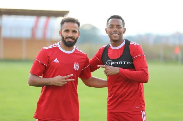 Sağ bek arayan Beşiktaş, Galatasaray’ın geçen sezon devre arasında anlaştığı Douglas için devreye girdi. Siyah-Beyazlılar, Sivasspor ile sözleşmesi sona eren Brezilyalı futbolcunun imza parası şartını kabul ederek, transferi bitirdi! (Fanatik)