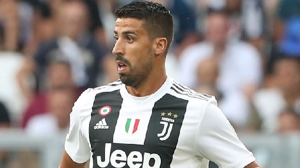 Önümüzdeki sezon için transfer çalışmalarına devam eden Beşiktaş'ta hareketli günler yaşanıyor. Atiba'nın artık yaşlanması, Dorukhan ve Medel'in ise isimlerinin transfer söylentilerine konu olması, siyah beyazlıları bu bölge için transfer arayışına soktu. Kartal'ın hedefi Juventus'tan.... Kadrosuna defansif bir orta saha katmak isteyen siyah beyazlılar, gözünü İtalya'dan top koşturan Alman yıldız Khedira'ya çevirdi... (Fotomaç)