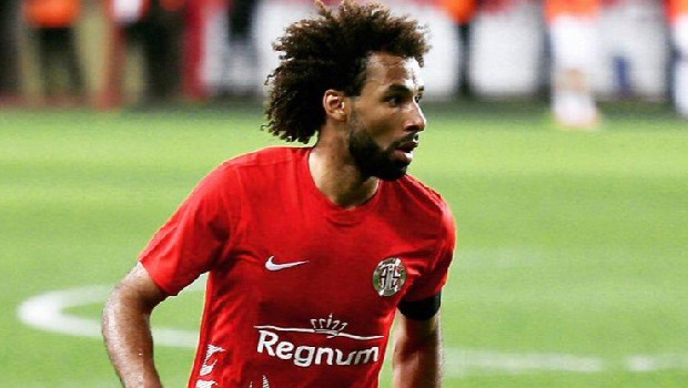 Beşiktaş Sangare için 5 futbolcu önerdi! Yirmi beş yaşındaki sağ beki kadrosuna katmak isteyen siyah-beyazlılar, Enzo Roco, Isimat Mirin, Necip Uysal, Orkan Çınar ve Muhayer Oktay’dan ikisini Akdeniz ekibine vermeye hazır. (Türkiye Gazetesi)