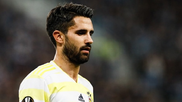 Fenerbahçe, Mehmet Topal’dan sonra Alper Potuk’la da yollarını ayırmak istiyor ancak tecrübeli futbolcu bu öneriye yanaşmıyor. (Takvim)