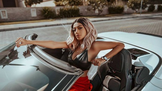 Tanınan bir model olan Keller'in Instagram'da 232 bin takipçisi bulunuyor. (Hürriyet)