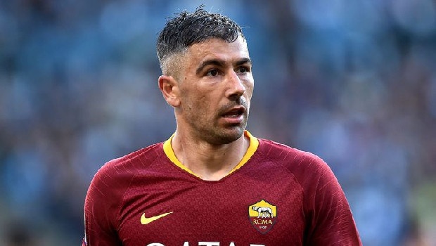 Roma’nın yeni hocası Fonseca’nın takımda kalmasını istediği Kolarov, daha sonra kendi pozisyonu olan sol beke Spinazzola transfer edilince net olarak ayrılık kararı verdi. İlk 11’deki şansının iyice azalmasından rahatsız olan 33 yaşındaki yıldız sol bek, dün İtalya’ya giderken kulüp yönetimiyle bir araya geldi, Fenerbahçe’ye gitmek istediğini iletti. (Fanatik)