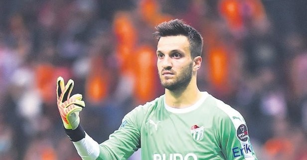 Trabzon, Bursa’nın 23 yaşındaki kalecisi Okan Kocuk için bastırıyor. Timsah, genç kaleci için 500 bin Euro istiyor.... (Takvim)