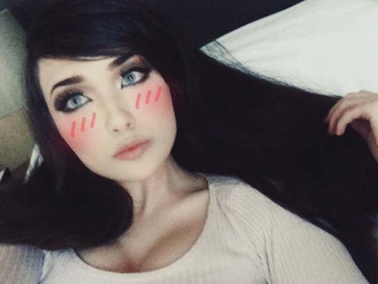 8- Emiru
Austin, Texas’lı 19 yaşındaki yayıncı yarı Çin yarı Alman kökene mensup. Kendi söylediğine uzun siyah saçları tamamen doğal. Şu günlerde League of Legends oynamayı ve yayınlamayı seviyor. Ayrıca söylediğine göre yakında üniversiteye de başlayacak.