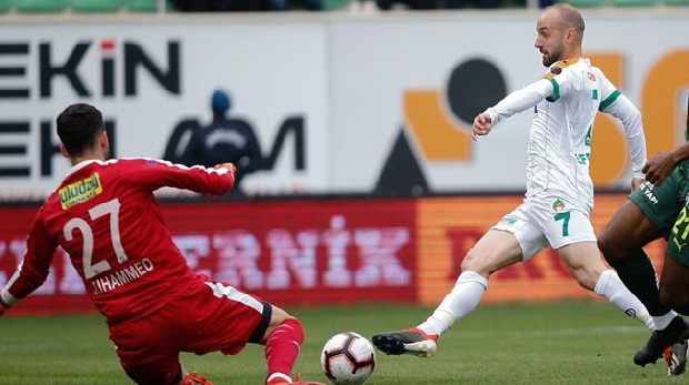 Abdullah Avcı, 1.5 ay sahalardan uzak kalacak Karius yerine kaleci alınmasını istedi. Yönetim İranlı Beiranvand, Ertaç ve Muhammed'i gündeme aldı. Malatyaspor'dan ayrılan Ertaç gelmeye hazır. Bursaspor, Muhammed için yüksekten uçtu. (Sabah)