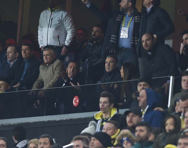 Fenerbahçe maçın son dakikalarında attığı penaltı golüyle maçı 3-2 kazandı.
