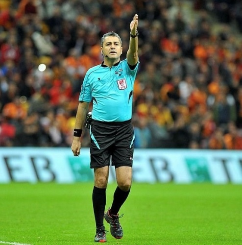 HAKEM BÜLENT YILDIRIM 
TFF'den yapılan açıklamaya göre Fenerbahçe - Galatasaray derbisinin hakem Bülent Yıldırım yönetecek. Fenerbahçe, Bülent Yıldırım yönetiminde 51 maça çıkarken, 33 galibiyet ve 4 beraberlik alırken, 14 maçta ise sahadan mağlup ayrıldı. Bülent Yıldırım, bu mücadelelerde Fenerbahçeli futbolculara 127 sarı kart, 6 kırmızı kart gösterirken, rakip takım oyuncularına ise 142 sarı kart ve 4 kırmızı kart çıkardı. Galatasaray, Bülent Yıldırım yönetiminde çıktığı 41 maçta 22 galibiyet, 12 beraberlik ve 7 mağlubiyet aldı. Bülent Yıldırım, bu mücadelelerde Galatasaraylı futbolculara 102 sarı kart, 4 kırmızı kart çıkartırken, rakip takım oyuncularına ise 128 sarı kart ve 9 kırmızı kart çıkardı. 

(Hürriyet)