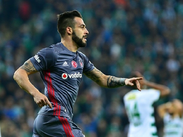 Negredo: “Bizim için çok statik. Ceza sahasında hareketli… topu bekleyen değil, topa giden bir santrfor isterim” diyerek İspanyolu istemedi.