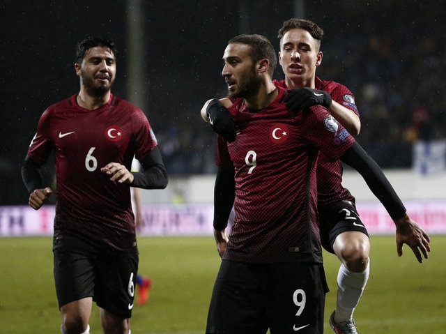 Yüksek ateş nedeniyle A Milli Takım'a da katılamayacağını sosyal medya hesabından açıklayan Emre Mor, İspanya basınında da gündemin bir numaralı konusu oldu.