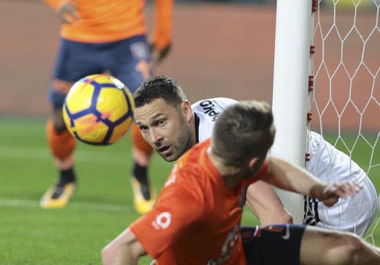 Tosic
Şenol Güneş'in takımdaki yıldızlarından biri olan Tosic için İspanya, İngiltere ve Almanya'dan ciddi teklifler vardı ancak Sırp, oyuncu değerini bulmadığı için satılmadı. Sezon sonunda 7 milyon euroya yaklşan bir teklif, Tosic'in yuvadan uçmasına yol açabilir.