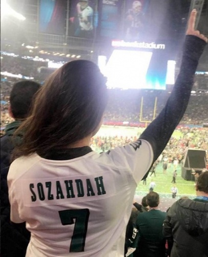 Zaman zaman spor sahalarından fotoğraflar paylaşan iki kardeşin kalabalık kadın topluluklarında sıkça yer alması ve kendileri gibi seksi kadınlardan paylaşım yapmaları dikkat çekiyor.